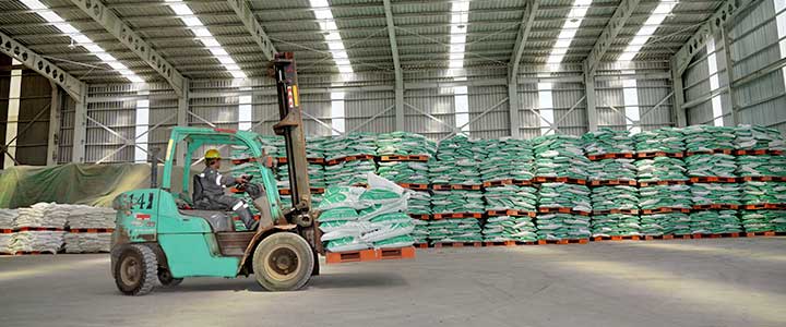 aktivitas forklift mengangkut pupuk di gudang petrokopindo