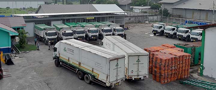 Armada truk PCS untuk mendukung jasa transportasi industri dan distribusi barang