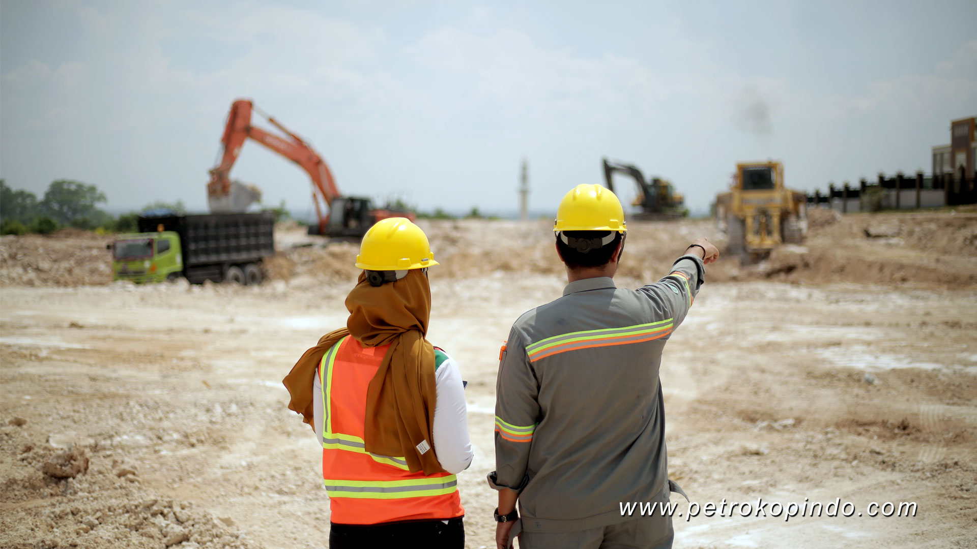 Operasional alat berat untuk mendukung proyek industri PCS