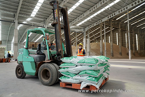 forklift mengangkut pupuk di gudang petrokopindo
